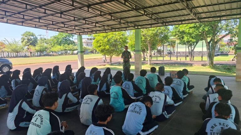 Babinsa Koramil 1203-11/Simpang Hilir Pererat Silaturahmi Melalui Komsos Bersama Warga Desa Binaan